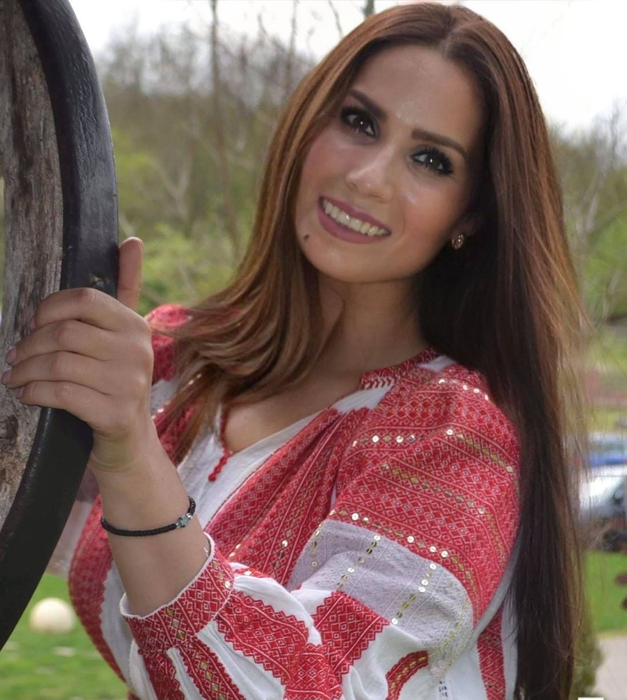 Sexy-folclorista Daniela Ploia, peripeții cu agenții de la Rutieră