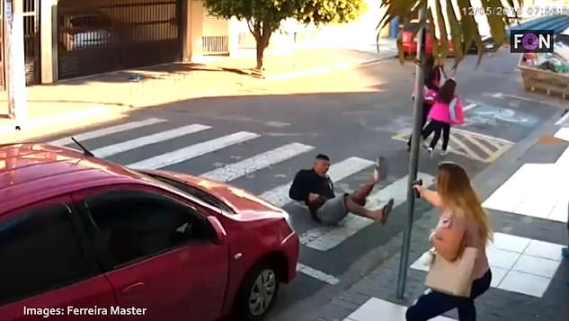 O mamă a ucis un hoț înarmat, care a încercat să jefuiască elevii și părinții aflați în fața unei școli. Imaginile sunt șocante