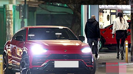 Deși sunt îmbrăcați ca oamenii de rând, Lamborghini-ul roșu i-a dat de gol! Discreții multimilionari au atras toate privirile pe Dorobanți!