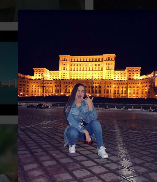 Poză spectaculoasă a Oanei, cu Casa Poporului în spate