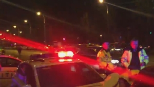 Un tânăr s-a baricadat într-un Porsche, după ce a lovit un poliţist