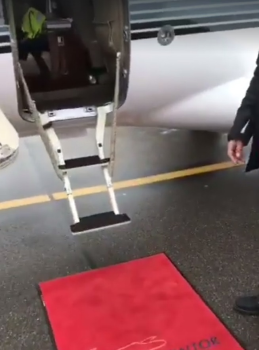 La urcarea în avion, Victoraş este aşteptat cu covorul roşu