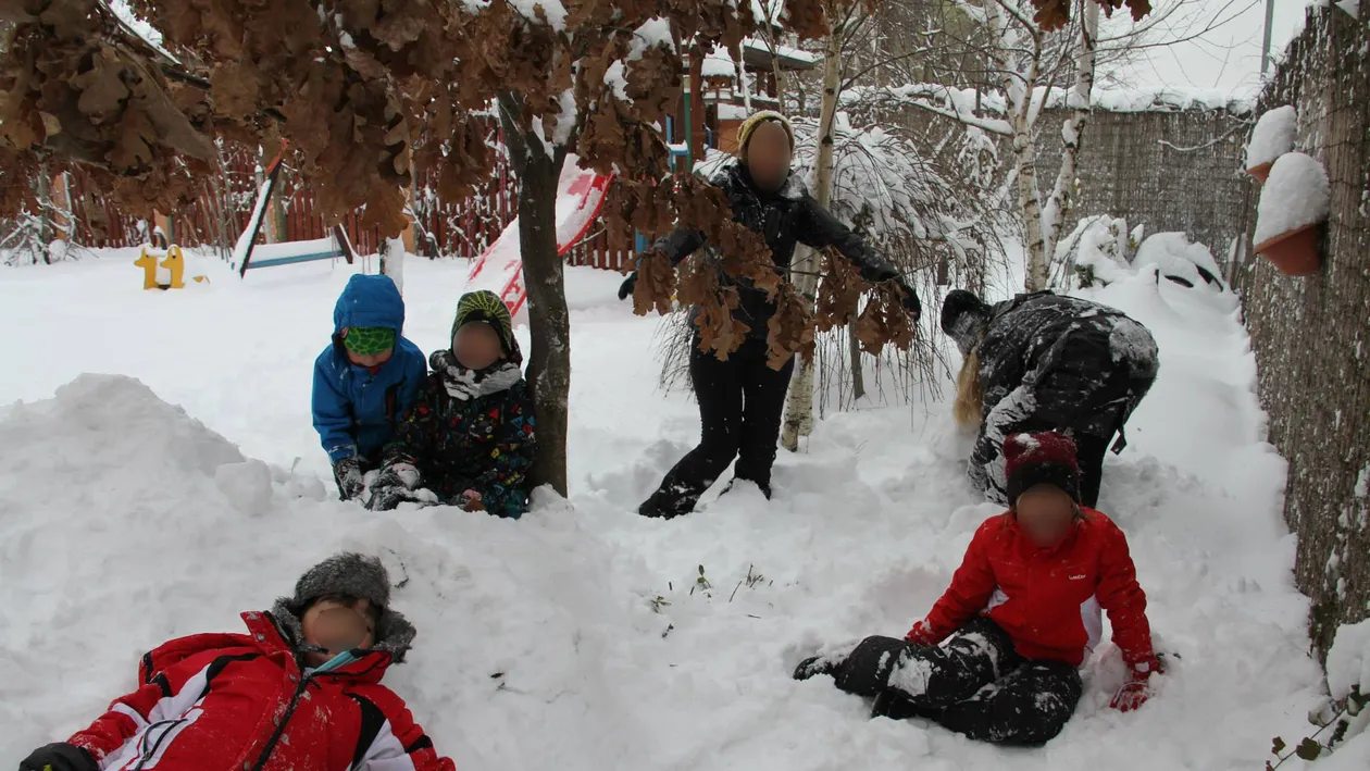 Si mamele au dat in mintea celor mici! Bulgareala cot la cot cu copiii! Cine e vedeta ingropata in nameti cu fiul ei?
