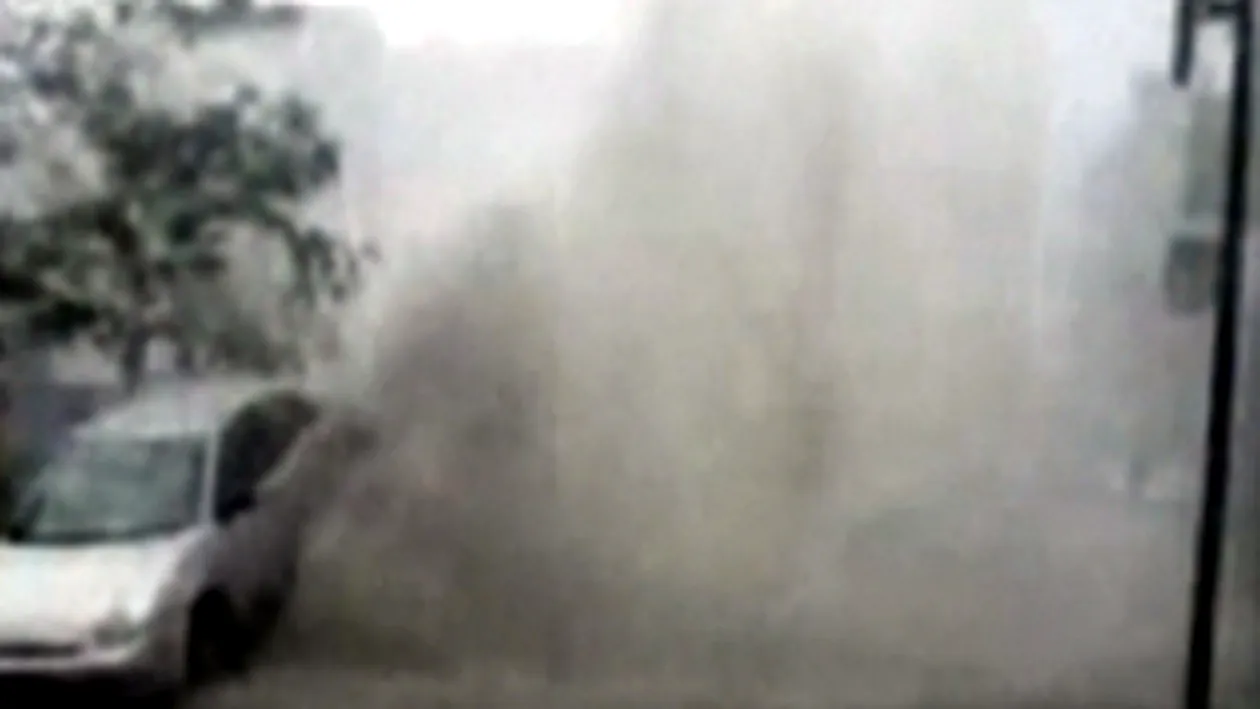 Un baiat din Australia a fost prins in conductele de canalizare in timpul unei furtuni