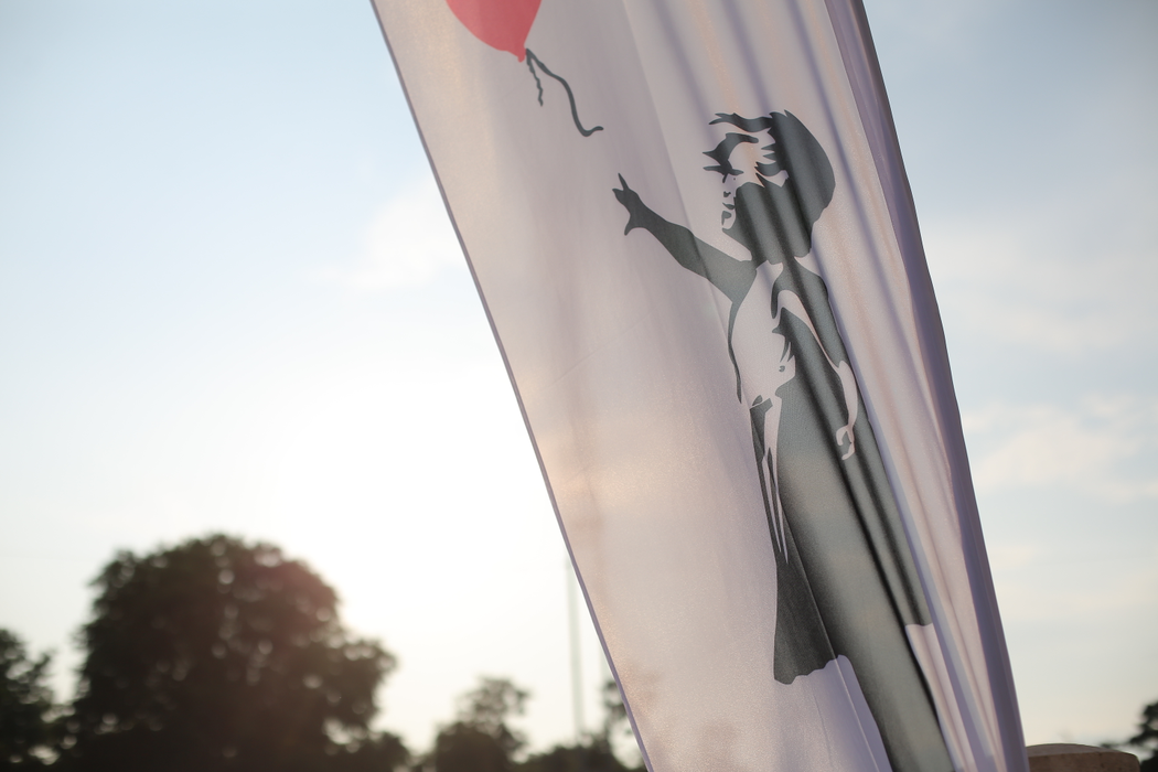 „The Art of Banksy”. Banksy, celebrul ”artist graffiti”, expoziție de senzație în Arcul de Triumf