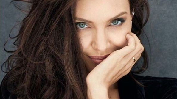Angelina Jolie s-a săturat şi a transmis mesajul! E vorba de viaţa amoroasă!