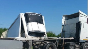 Un tren plin cu 400 de oameni a lovit un TIR! Traficul a fost oprit. Mecanicul a …