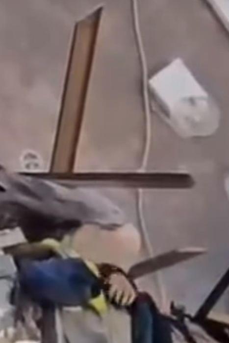 Miracol după explozia din Rahova! Persoana care făcea cu mâna de sub dărâmături a fost salvată