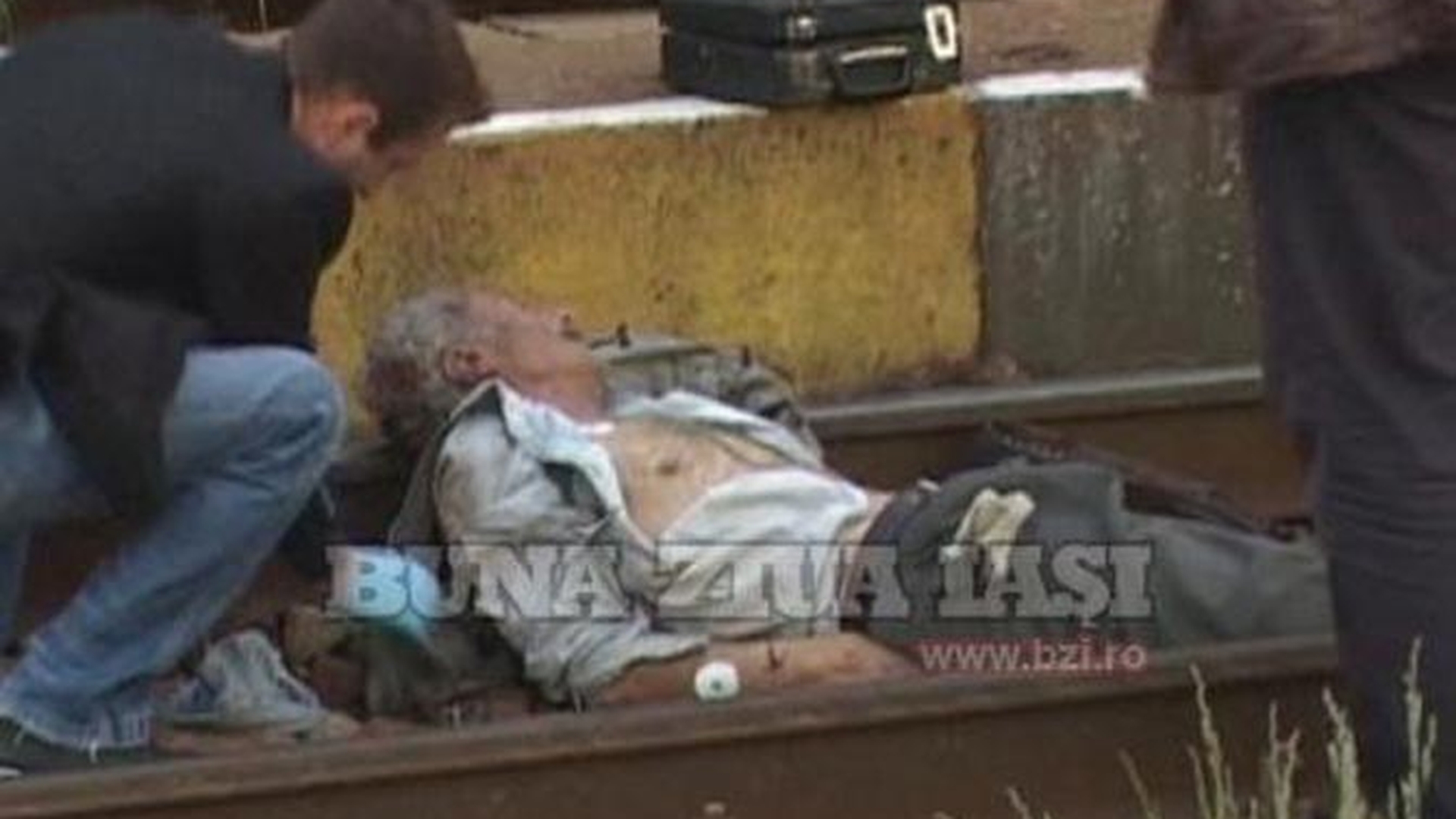Video SOCANT! Un batran a fost calcat de tren in Targu Frumos - Vezi cum arata groaznica scena a accidentului si de ce alte trenuri au trecut peste el fara probleme