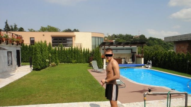 Unii spun că aceasta ar fi vila în care locuieşte Rus