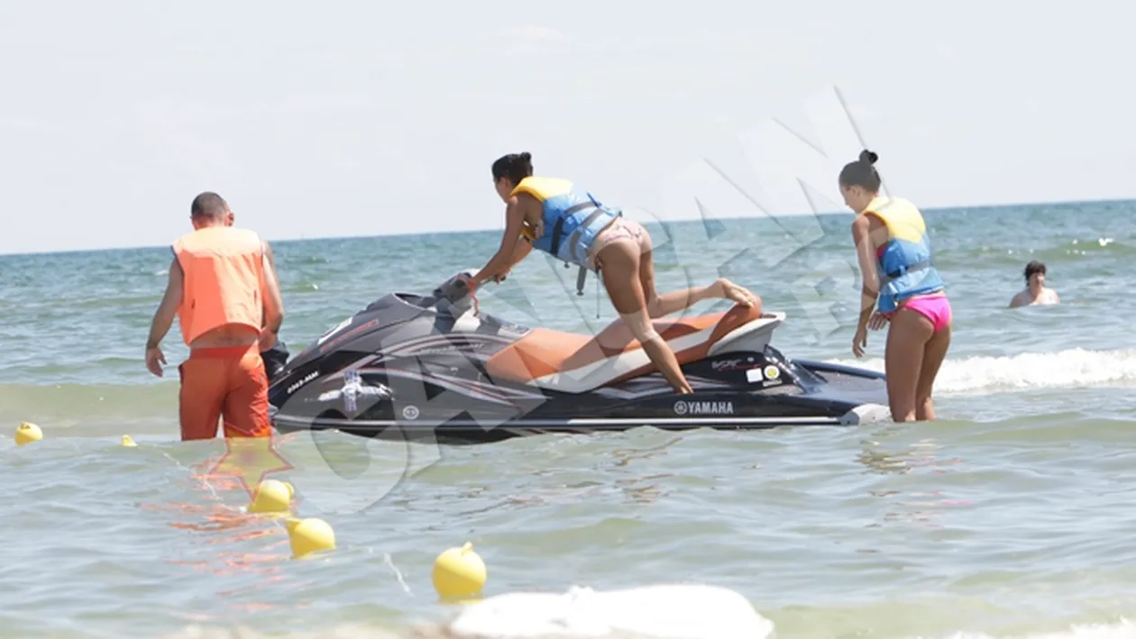 Alexandra Enachescu si Ioana Nut, libere la mare! Uite-le cum au calarit un skijet in apele Marii Negre!