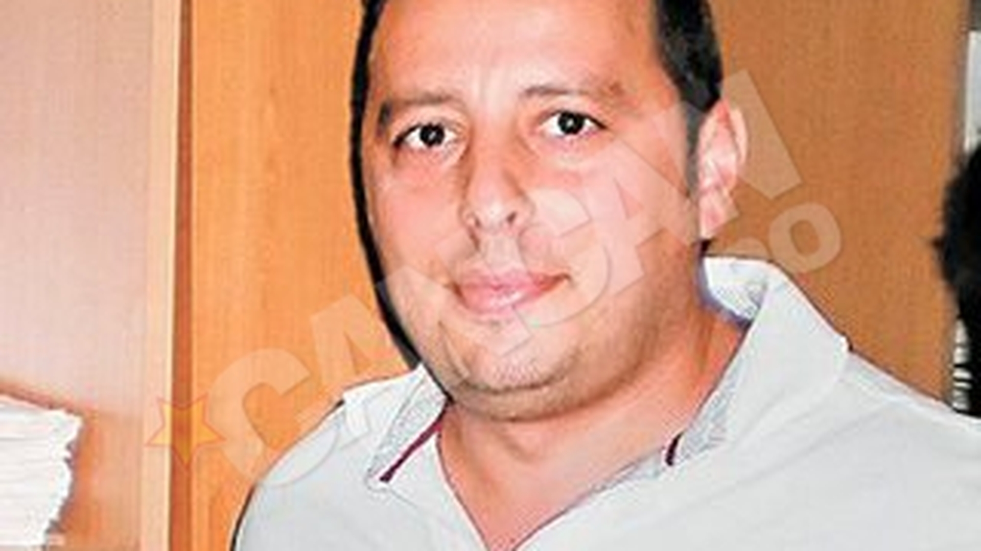 Stefan Florescu o ajuta pe micuta Selena