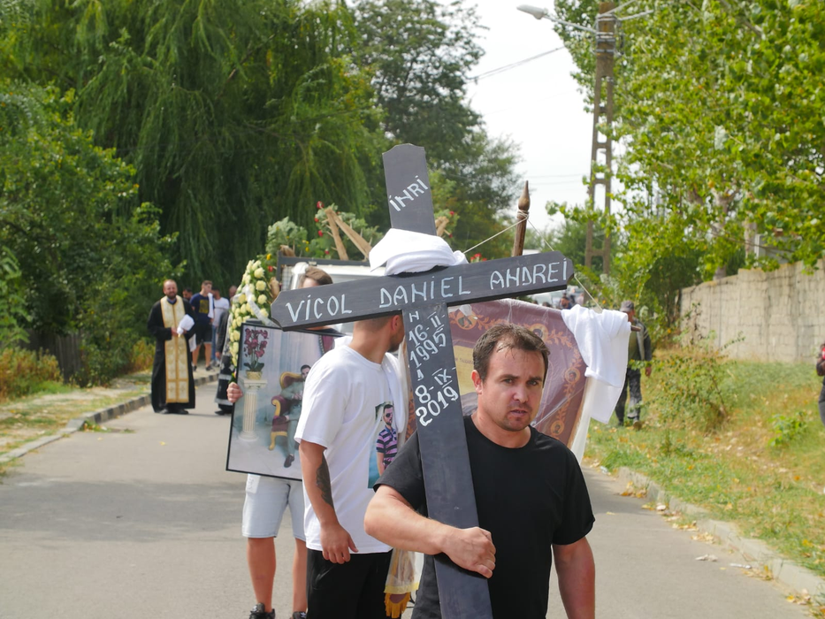 Ce s-a scris pe crucea lui Dany Vicol. Niciun lăutar nu a cântat la înmormântarea lui