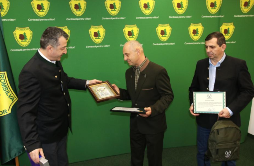 Romsilva l-a premiat pe pădurarul Aurel Frandeș, care a salvat două fetițe dispărute. Sursa foto: Romsilva/Facebook