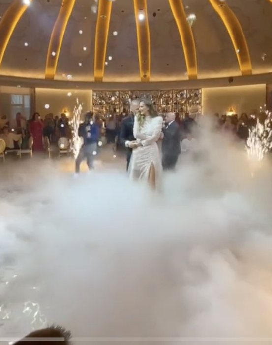 Ce mamă are Livian Pop! Soția lui Nelson Mondialu’ a atras toate privirile la nunta fiului ei. VIDEO