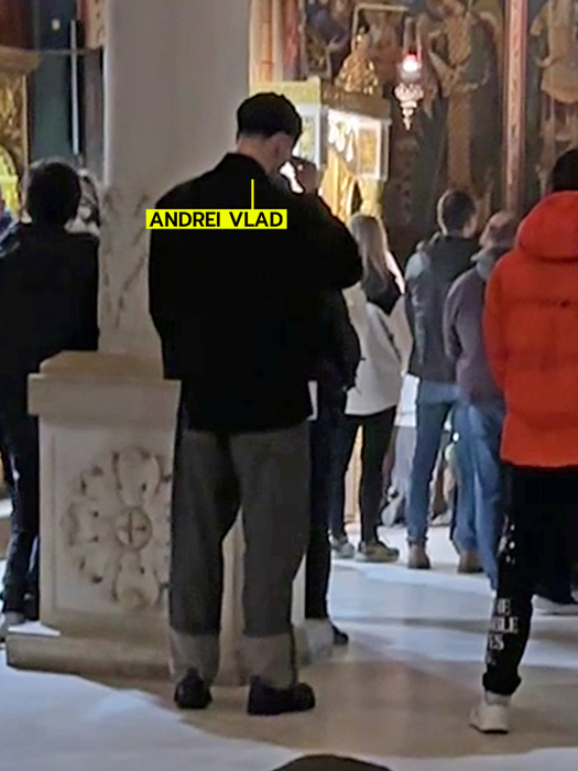 Andrei Vlad își face cruce