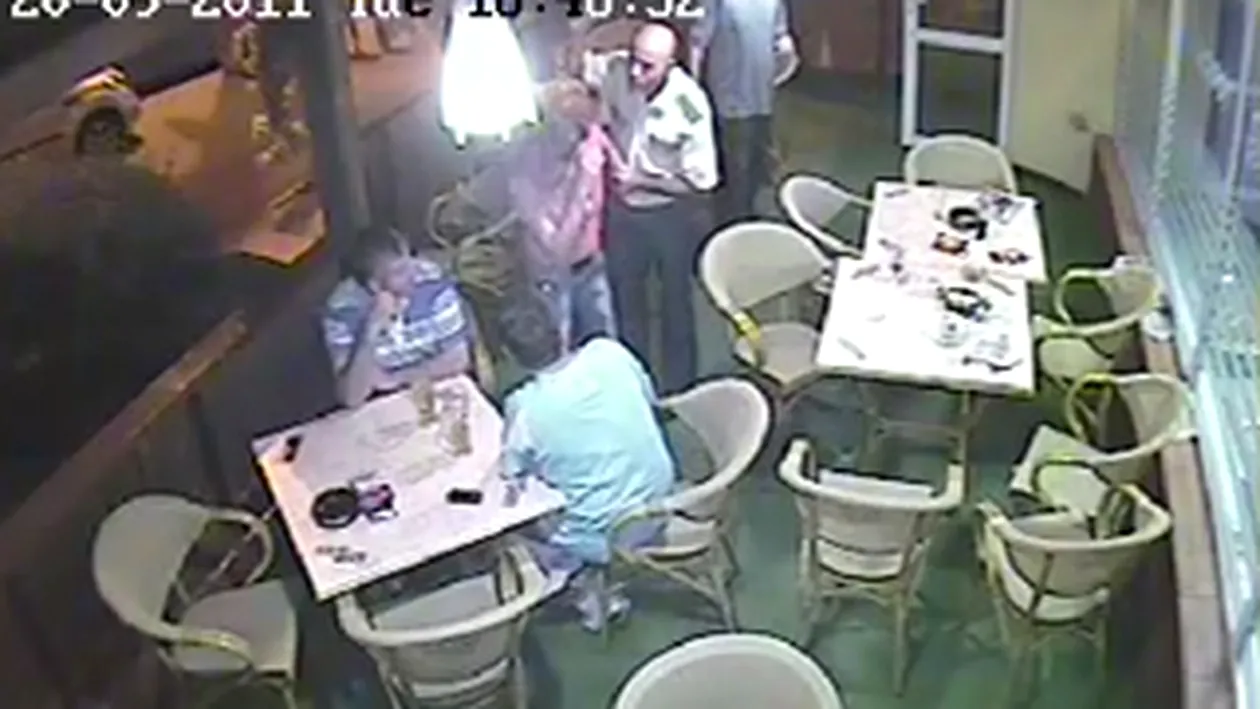 Chelnerita batuta de un client intr-un bar din Galati! Incidentul a fost surprins de camera de supraveghere