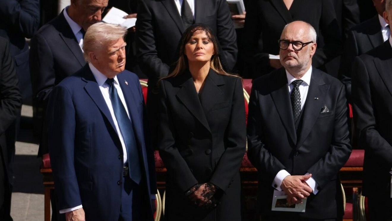 Donald Trump, salvat de la o gafă rușinoasă de Melania Trump. Ce i-a șoptit la ureche el a EXECUTAT imediat!