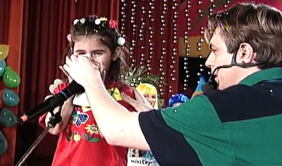 Cine e fetița care, în 1998, refuza să îi dea batista lui Horia Brenciu la televizor? Acum,  e una dintre cele mai cunoscute cântărețe de la noi