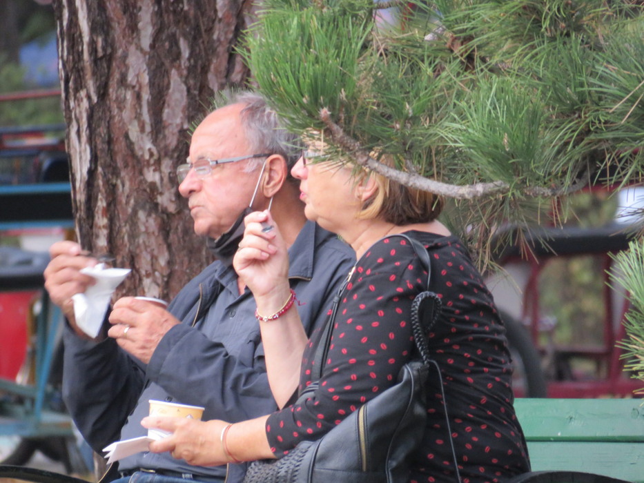 Ilie Șerbănescu și doamna lui au ieșit în parc, la o plimbare și o înghețată