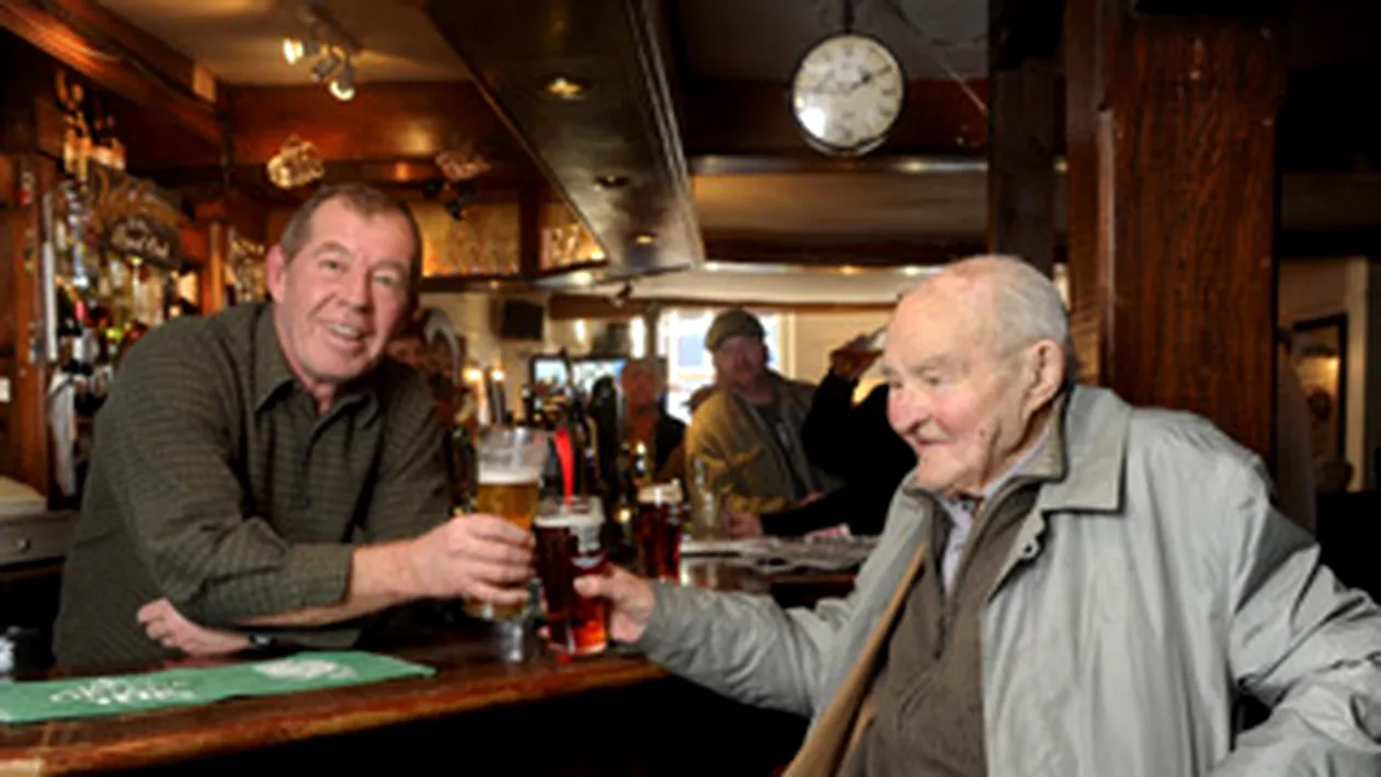 Un batranel din Marea Britanie bea in acelasi pub de 75 de ani!