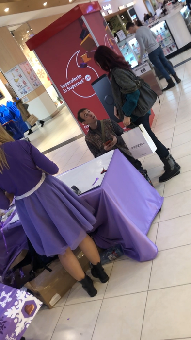 Aflat la mall, Călin Geambașu s-a pus în genunchi în fața unei hostese