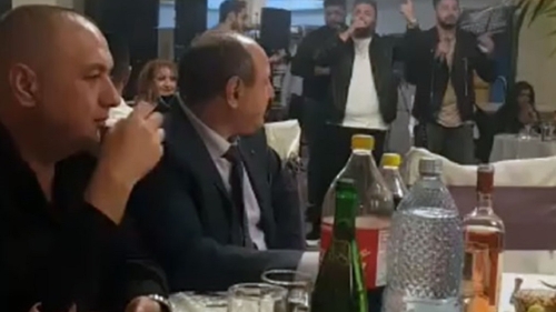 VIDEO EXCLUSIV. Scânteia care ar putea aprinde clanurile mafiote. "Prinţul Ţiganilor" & ”Împăratul lumii interlope”, declaraţii de război la o nuntă!
