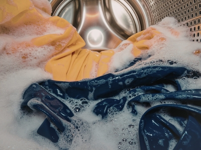 Ce se întâmplă dacă pui prea mult detergent în mașina de spălat. Rufele pot ieși mai puțin curate