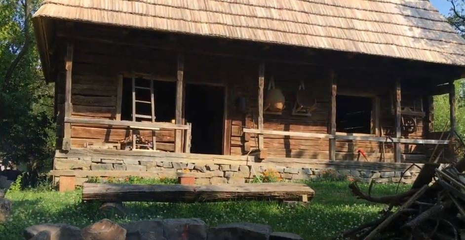 Cum arată casa Laurei Cosoi din Maramureș. Aici și-a botezat fetițele