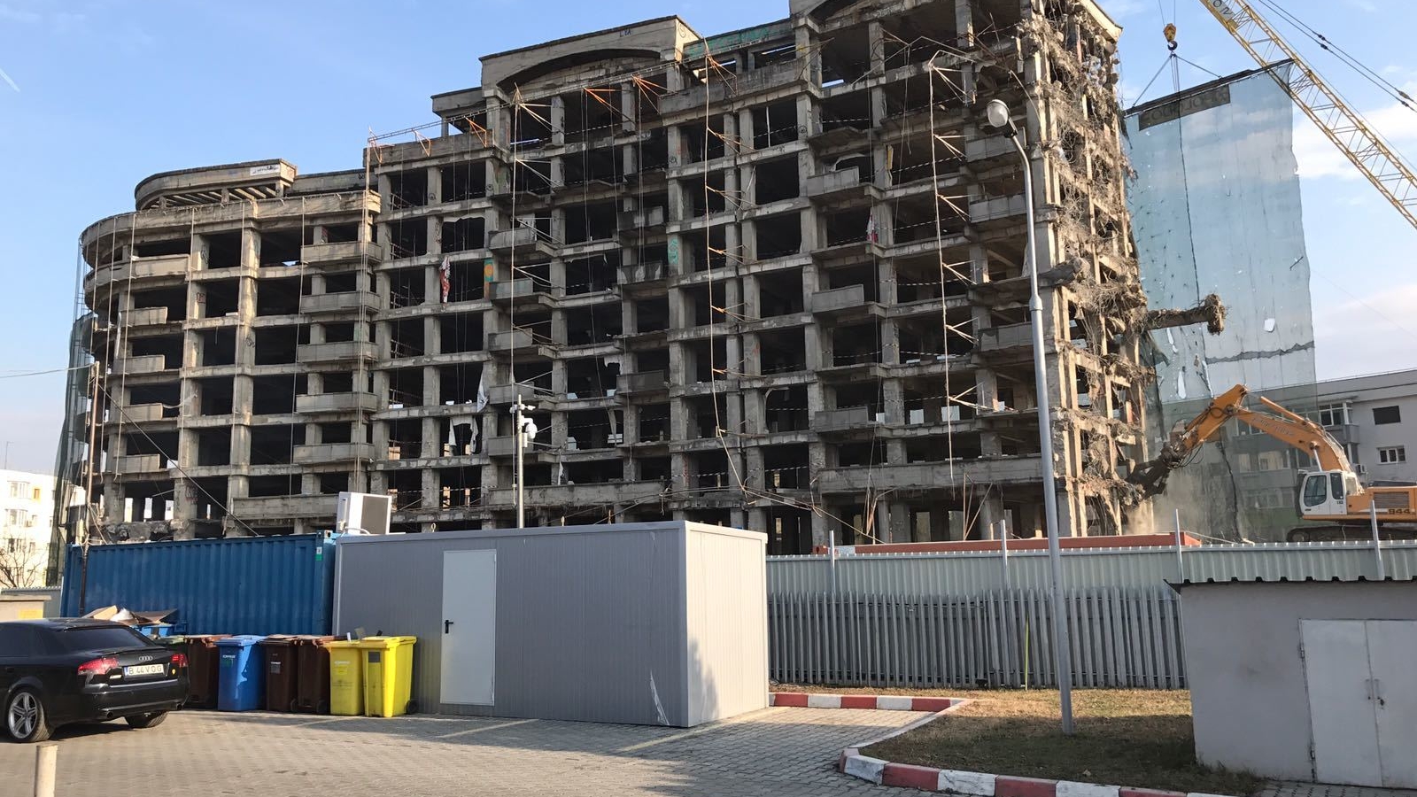 Blocul fantomă a fost demolat spectaculos, în Capitală