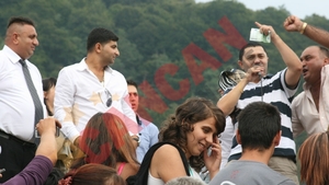 Mii de romi din toata tara sarbatoresc cu manele si gratare Ziua Nationala a Romilor!