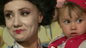 Oana Ioniţă a izbucnit în hohote de plâns, cu fiica ei în braţe, în culise la "Dansez". Vezi ce a adus-o în această stare