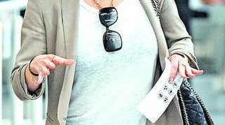 Incendiu de proportii pe insula de 70 de milioane de euro a unui miliardar britanic! Kate s-a luptat cu flacarile