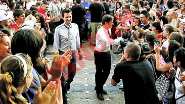 S-au inghesuit ca sa-si vada idolii