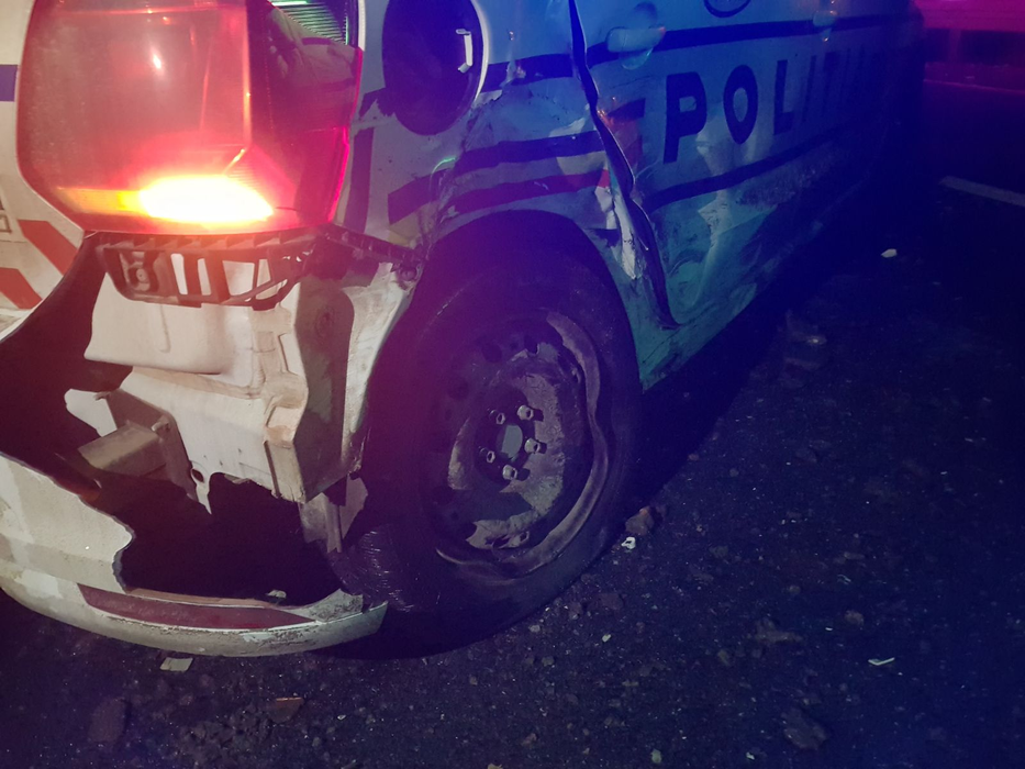 Mașina poliției a fost serios avariată în urma impactului