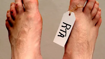 SOCANT! Femeie gasita moarta pe un camp, mancata de caini