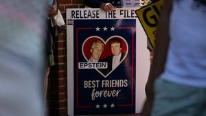 Presupusa felicitare a lui Donald Trump către Jeffrey Epstein arată ce relație bizară aveau cei doi: „Fiecare zi să-ți fie un secret minunat”