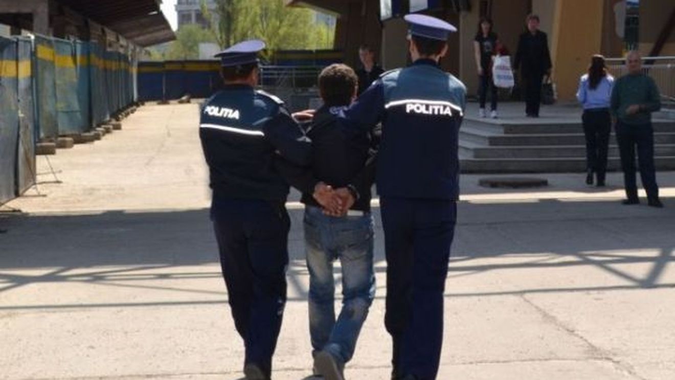 Un tânăr de 19 ani din Botoșani, aflat sub influența alcoolului, l-a omorât în bătaie pe partenerul de băutură