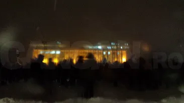 Protestatari pe întuneric! A picat curentul în Piaţa Victoriei şi Aviatorilor