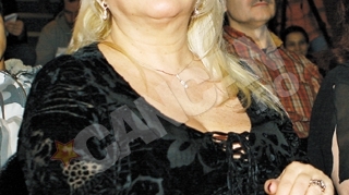Mirabela Dauer face plaja topless si poarta slip tanga! "Arat super la 64 de ani!"