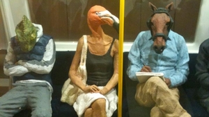 Adormi în metrou şi ţi-e ruşine că te văd alţi călători? Uite ce soluţie inedită îţi propune Andreea Esca. Ai curaj să o încerci?