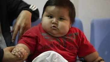 Cum arata bebelusul care cantareste 20 de kilograme la 8 luni! Mama lui il hranea de cate ori plangea