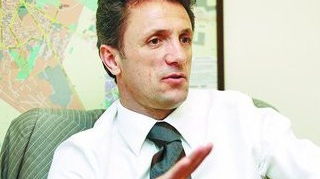 Fiscul a scos la vanzare autocarul scolii de fotbal ce poarta numele lui Gica Popescu