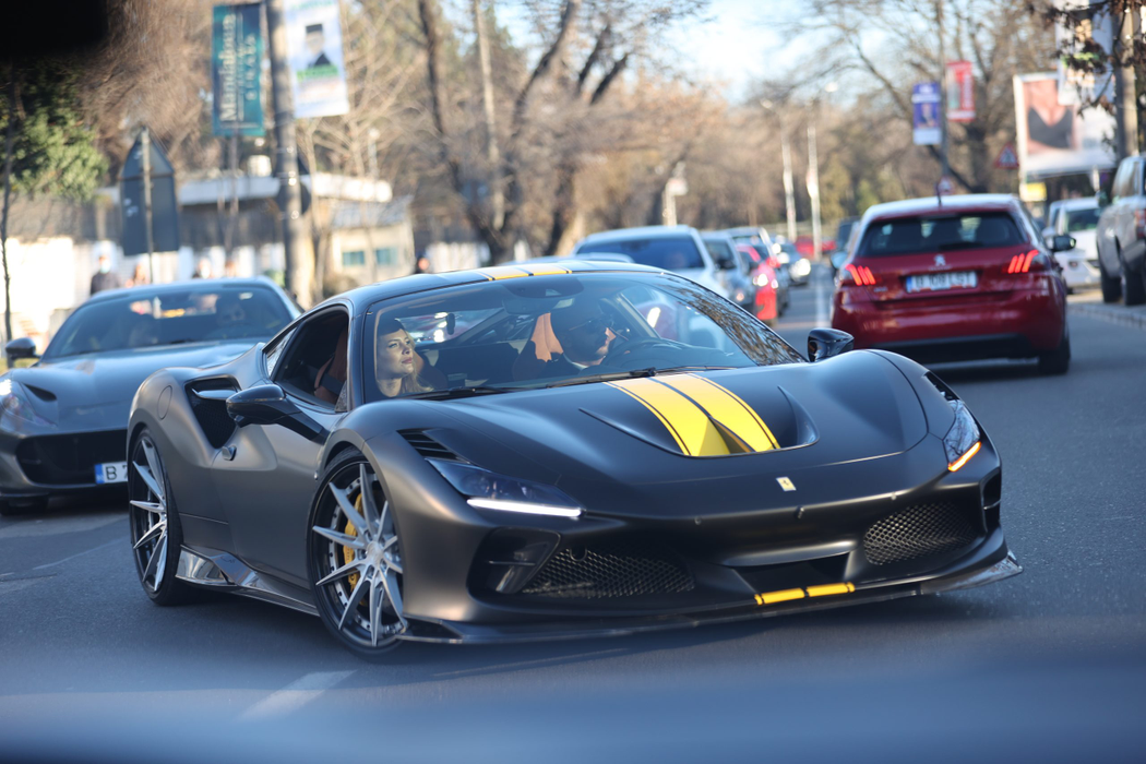 Andrei Enescu și Karina au făcut senzație pe străzile Capitalei cu un Ferrari de 400.000 € (Foto: CANCAN.RO)