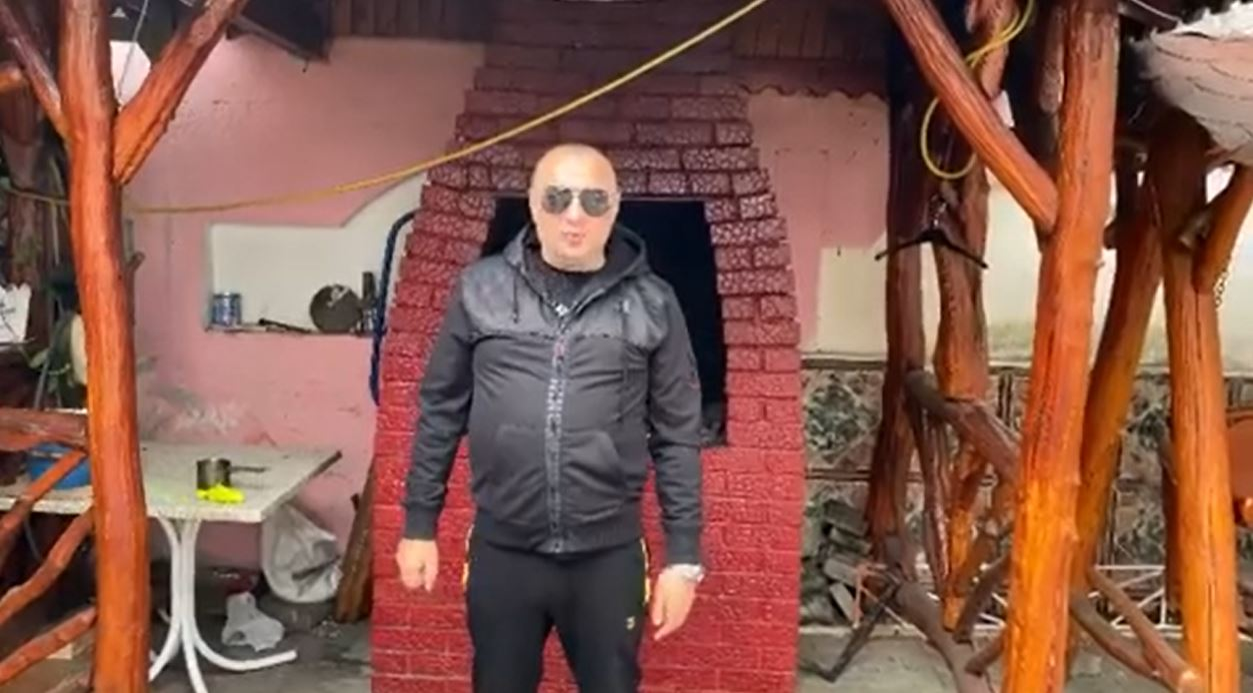 Leo de la Strehaia, gafă de zile mari! Tot Internetul a râs de el după ce s-a auzit asta pe filmarea lui | VIDEO