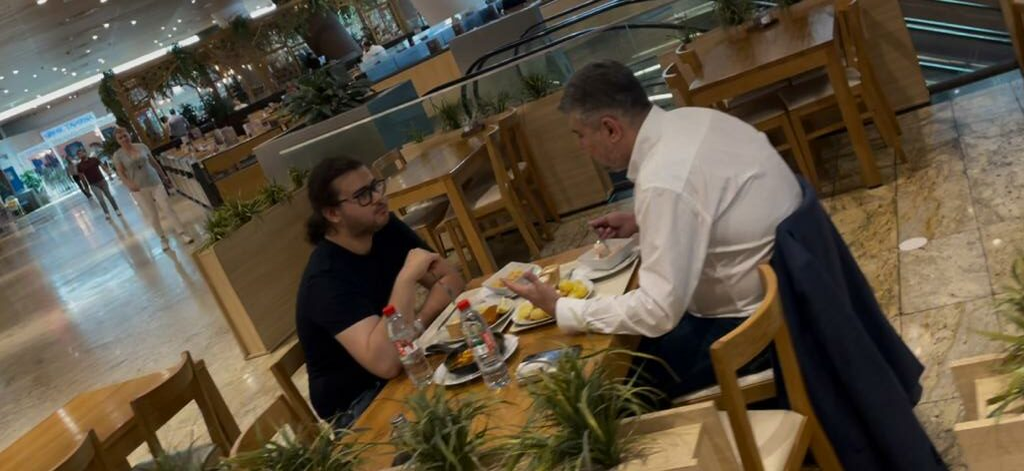 Marcel Ciolacu și fiul lui, Filip, la o masă de pește, în mall Băneasa (Foto: CANCAN.RO)