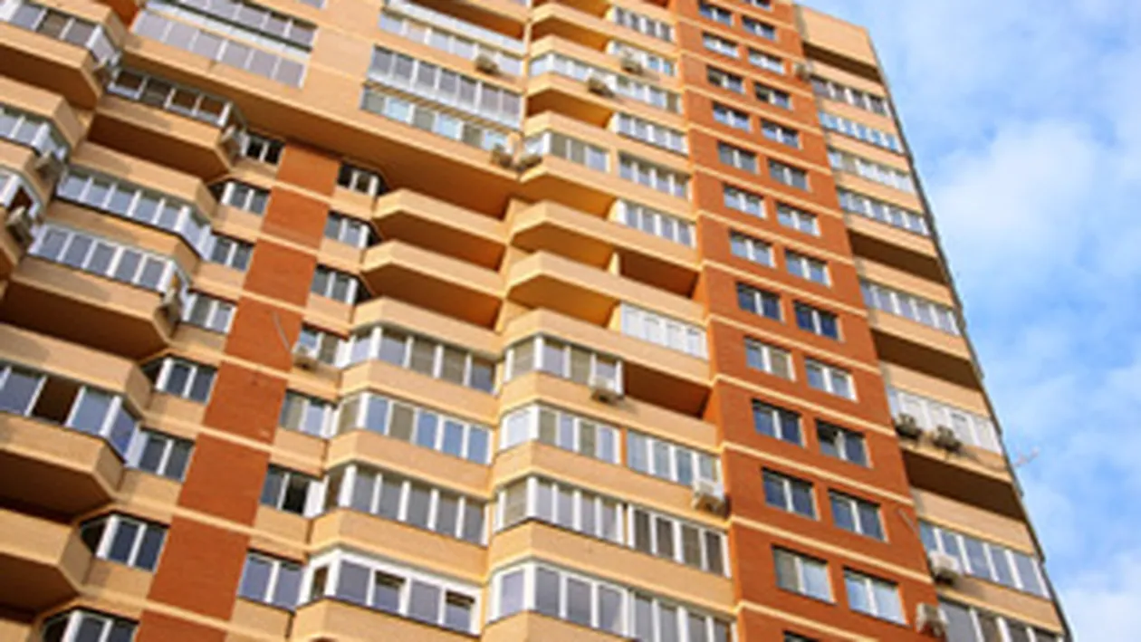 INCREDIBIL! Fetita de 4 ani a supravietuit dupa ce a cazut de la etajul al 8-lea al unui bloc