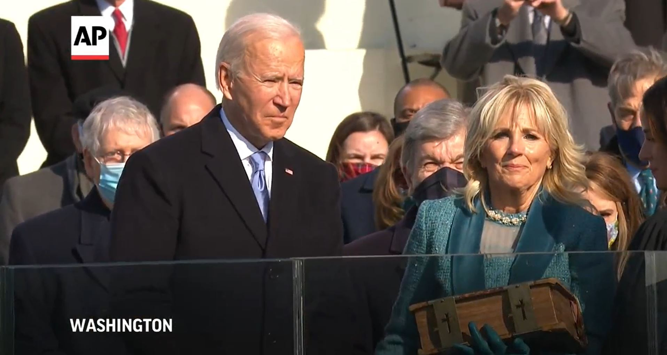 Joe Biden a jurat pe o Biblie veche de 120 de ani. Detaliu de pe copertă și povestea impresionantă a cărții