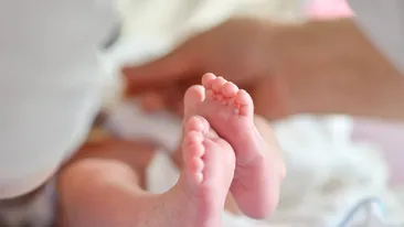 Moartea suspectă a trei bebeluși pune autoritățile în alertă. Ce produs, comercializat și în România, ar fi consumat