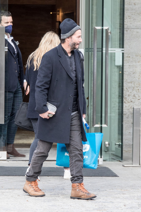 Keanu Reeves surprins în timp ce iese din hotelul său și dă autografe fanilor ( foto Profimedia )